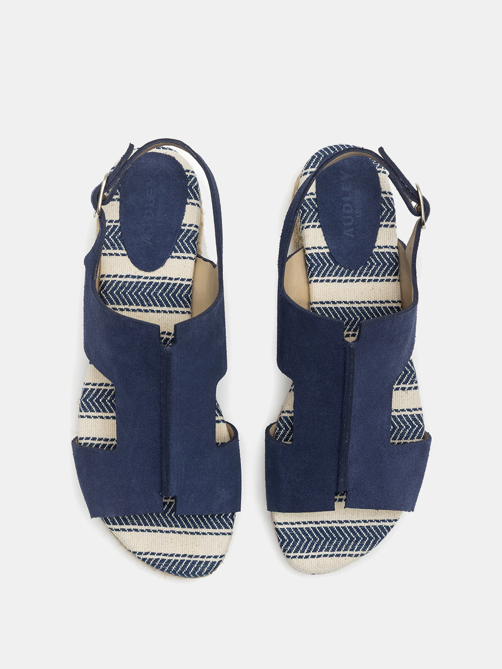 Sandali da donna in pelle con tacco basso. Nivea