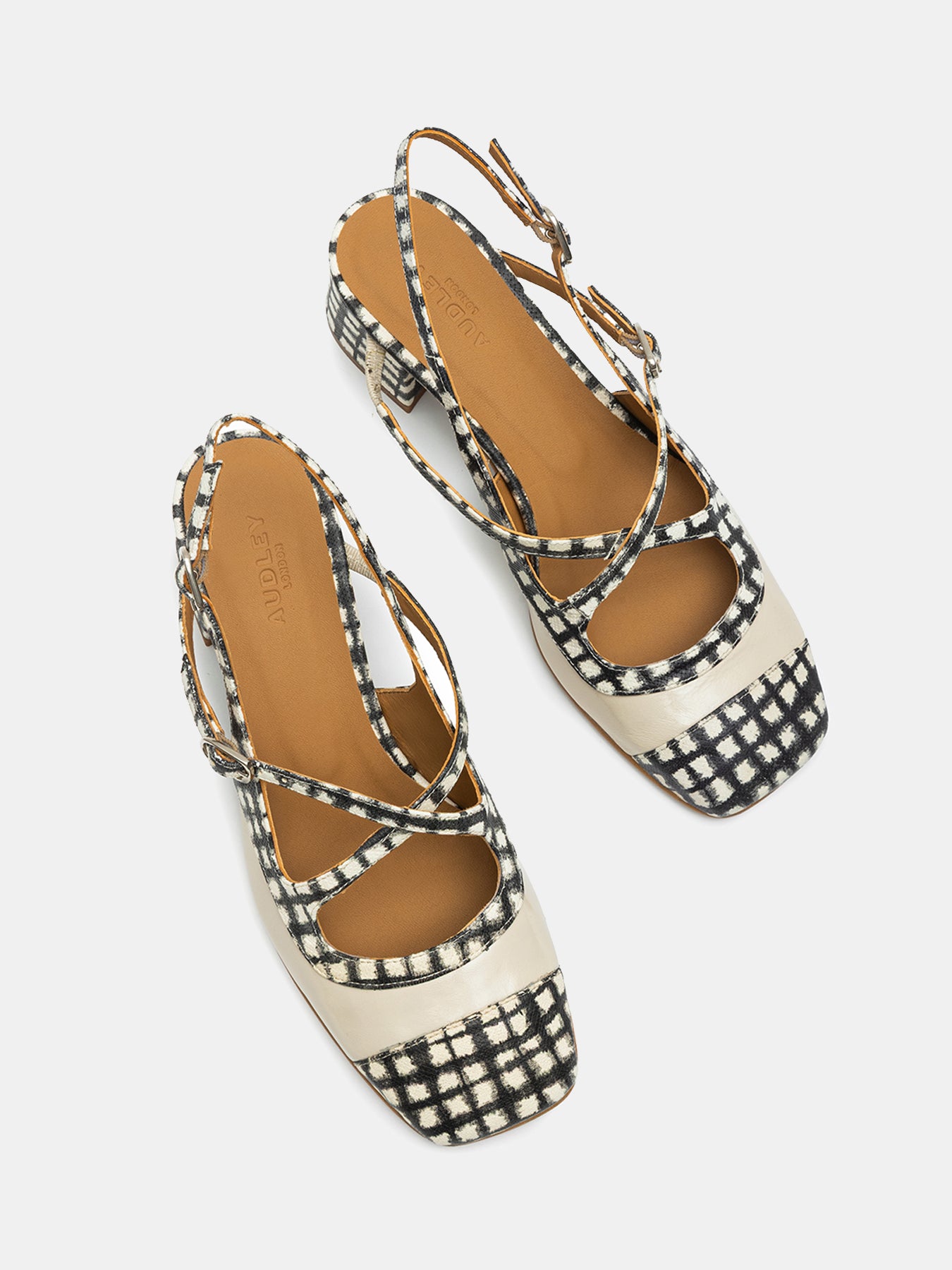 Zapato de mujer en piel con tacón bajo. Norma