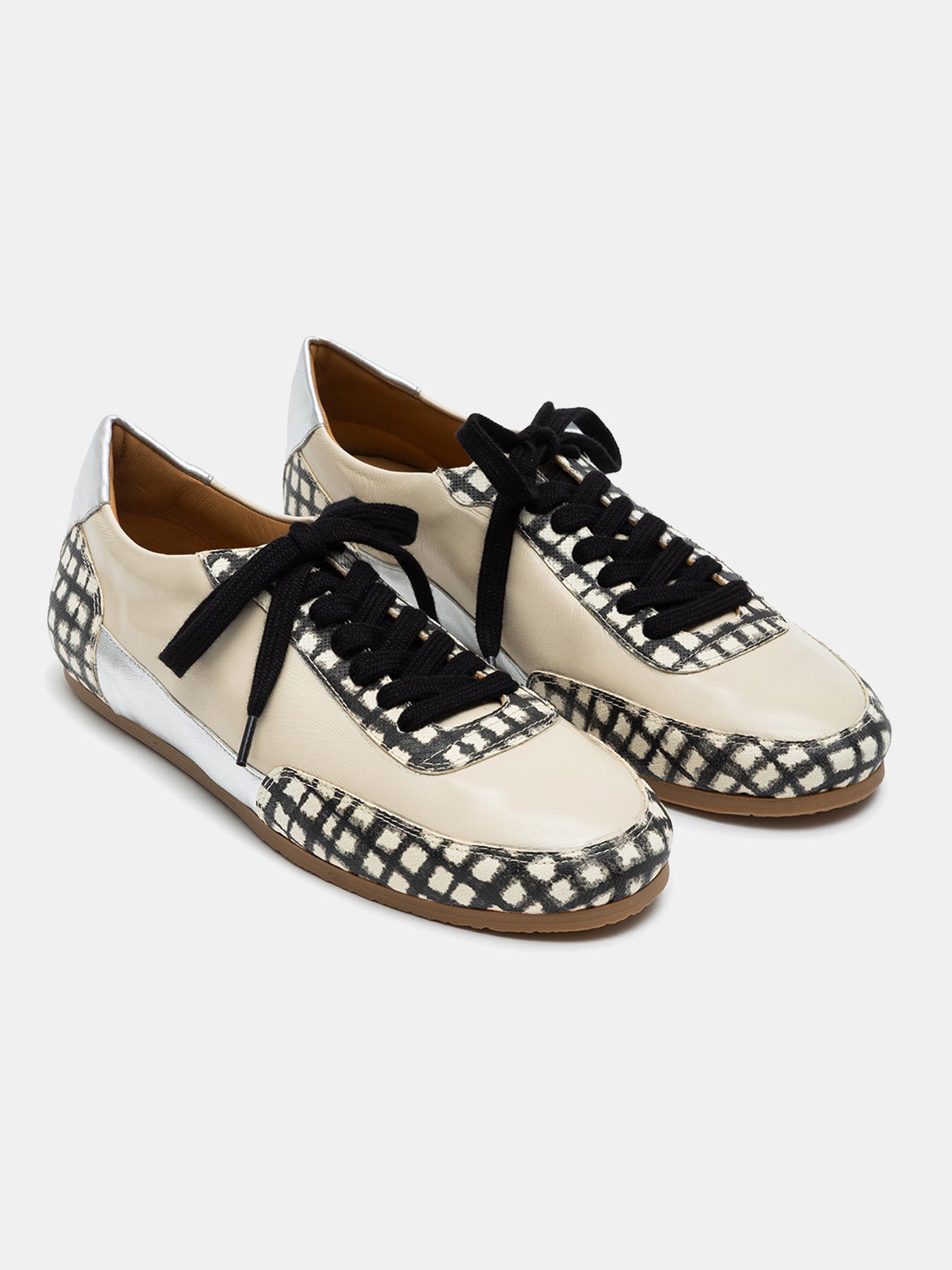 Women's leather shoe with low heel. Nikita