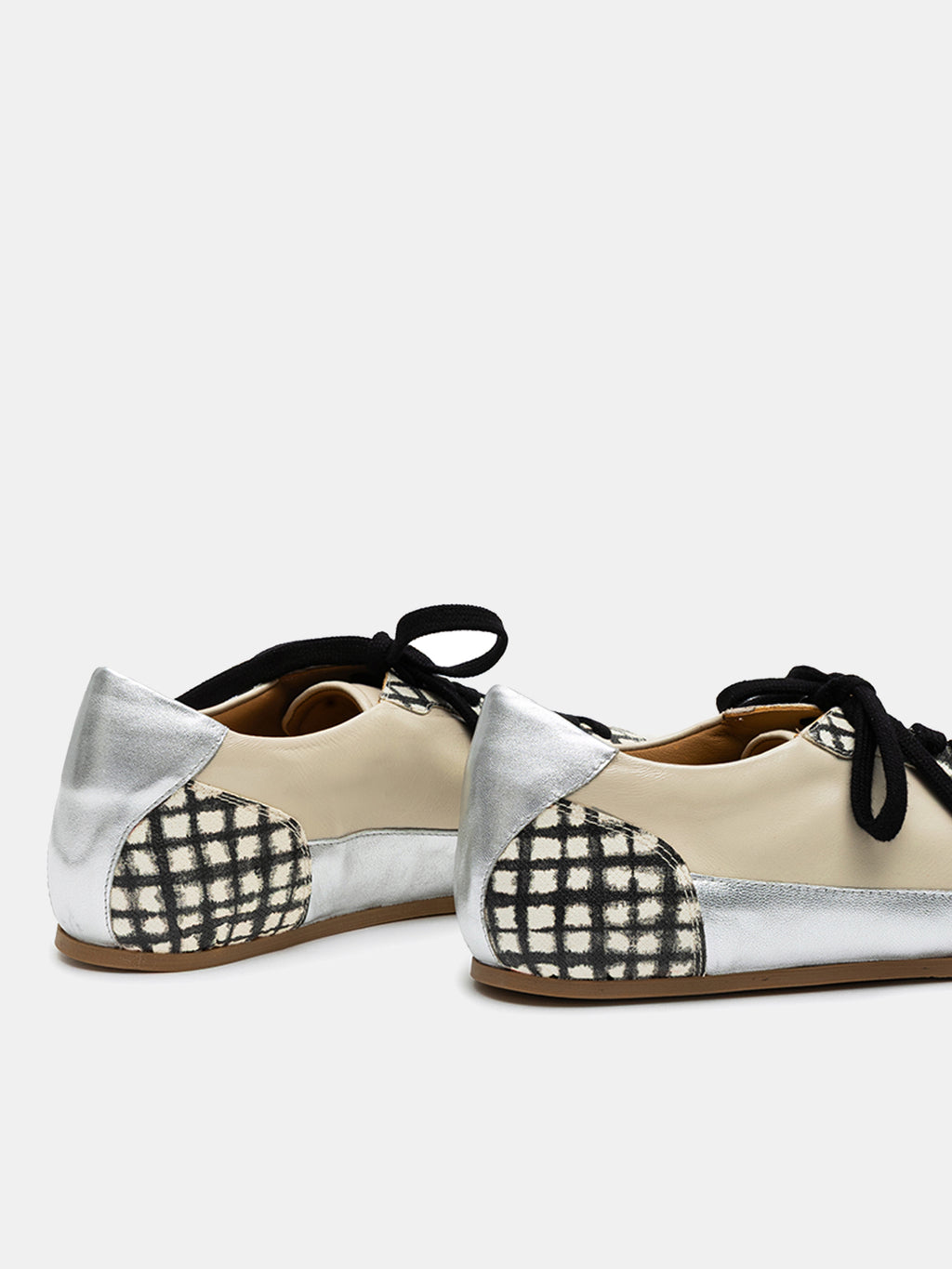 Zapato de mujer en piel con tacón bajo. Nikita