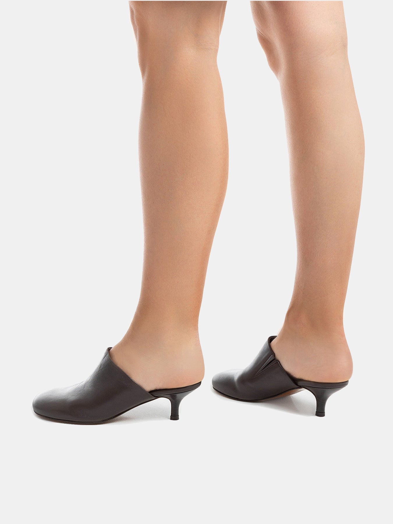 Zapato de mujer en piel con tacón bajo. Nicola