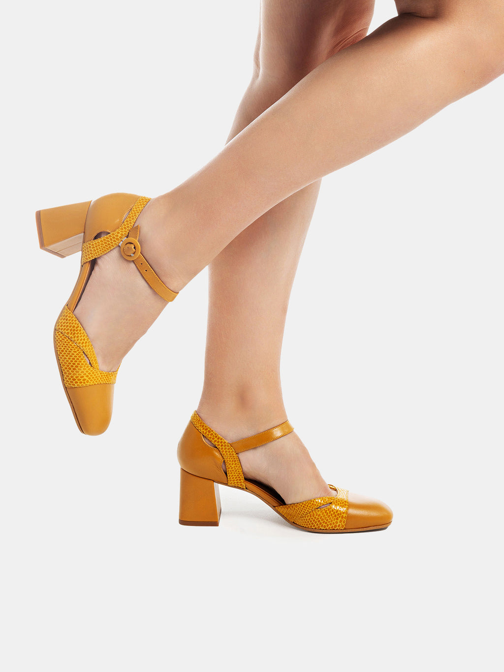 Women's leather shoe with a mid-height heel. Loren