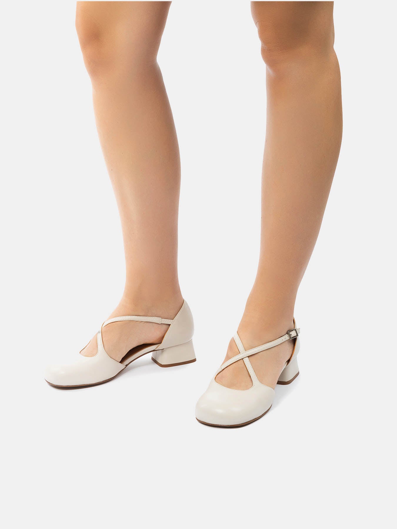 Zapato de mujer en piel con tacón bajo. Nia