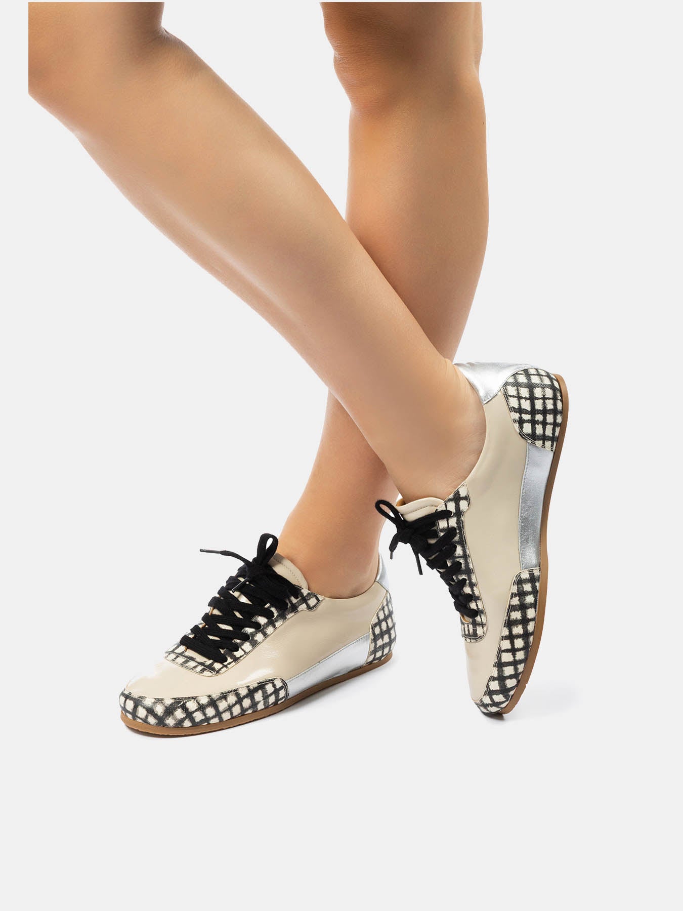 Women's leather shoe with low heel. Nikita