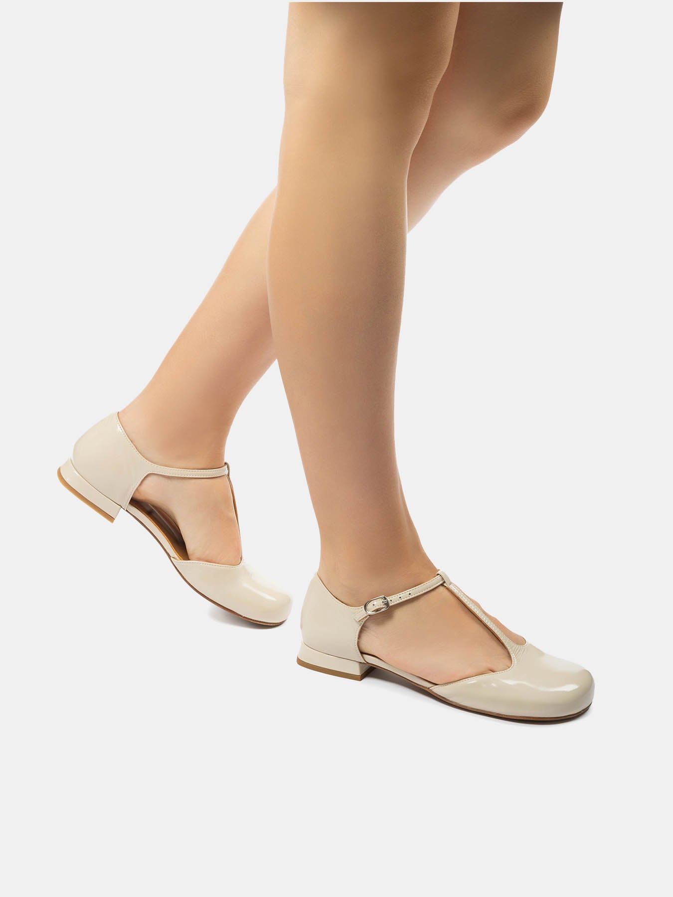 Women's leather shoe with low heel. Nelia