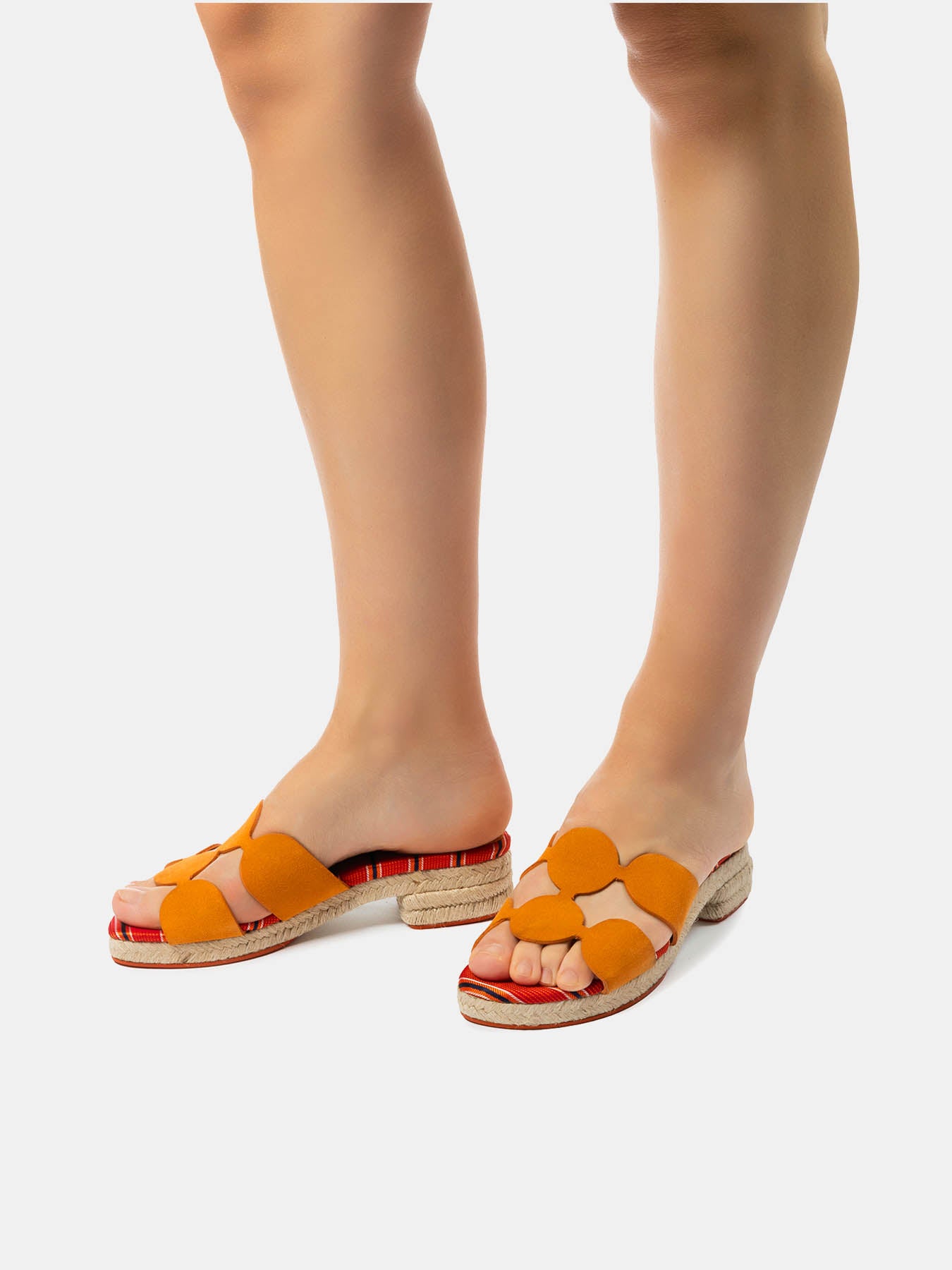 Women's leather sandal with low heel. Nelsy