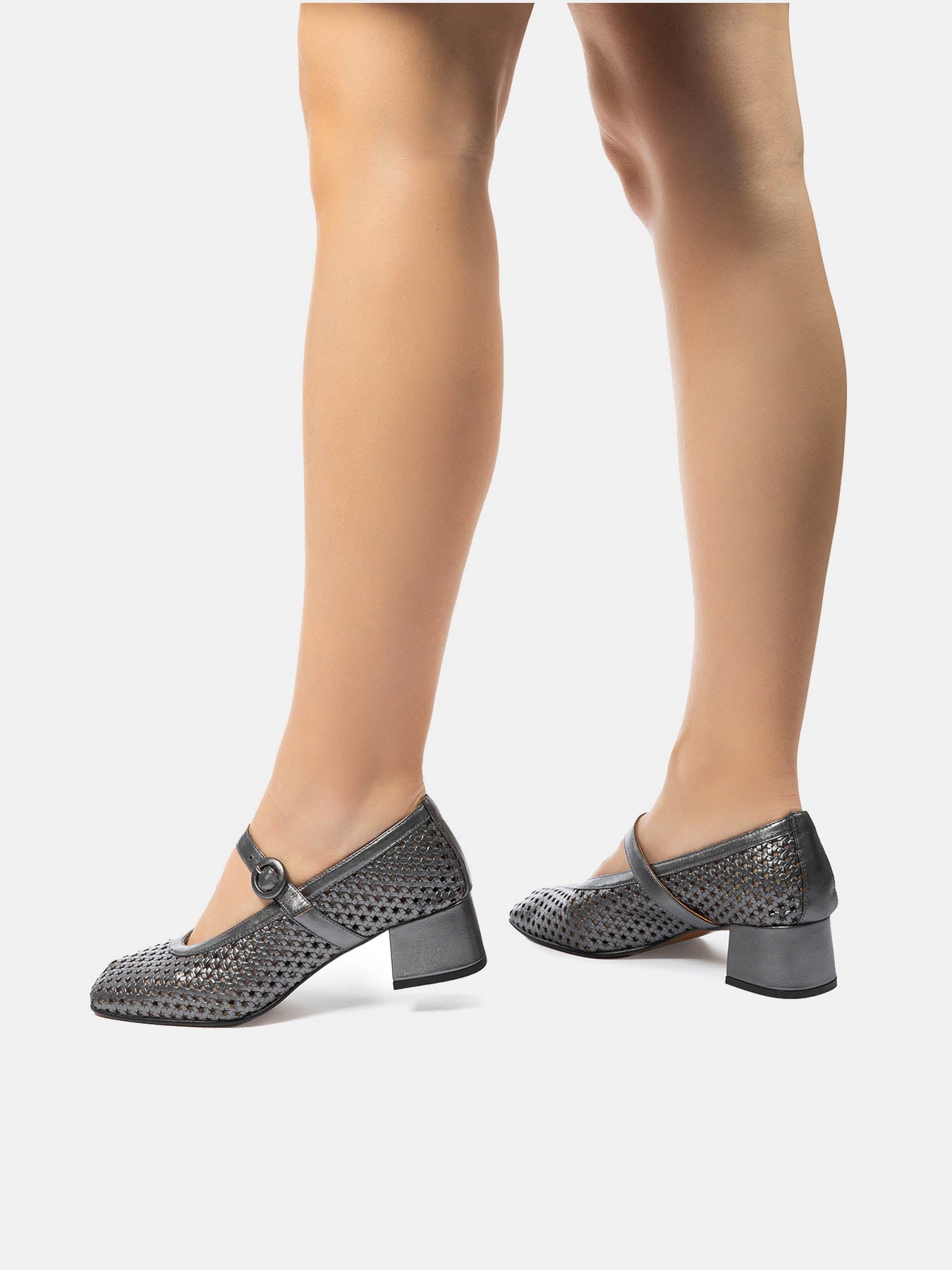 Zapato de mujer en piel con tacón bajo. Nelda