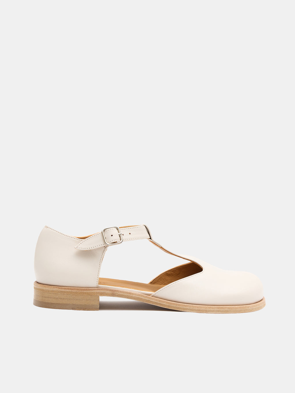 Zapato de mujer en piel con tacón bajo. Nery