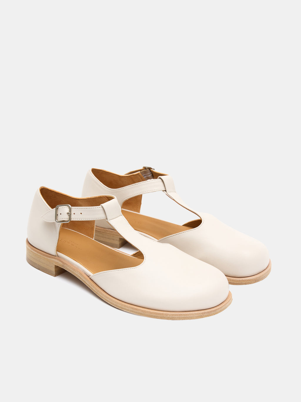Zapato de mujer en piel con tacón bajo. Nery