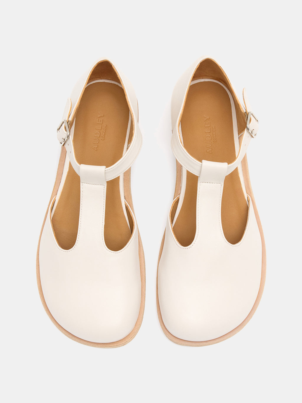 Zapato de mujer en piel con tacón bajo. Nery