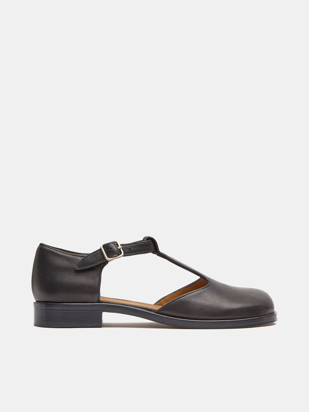 Women's leather shoe with low heel. Noemi