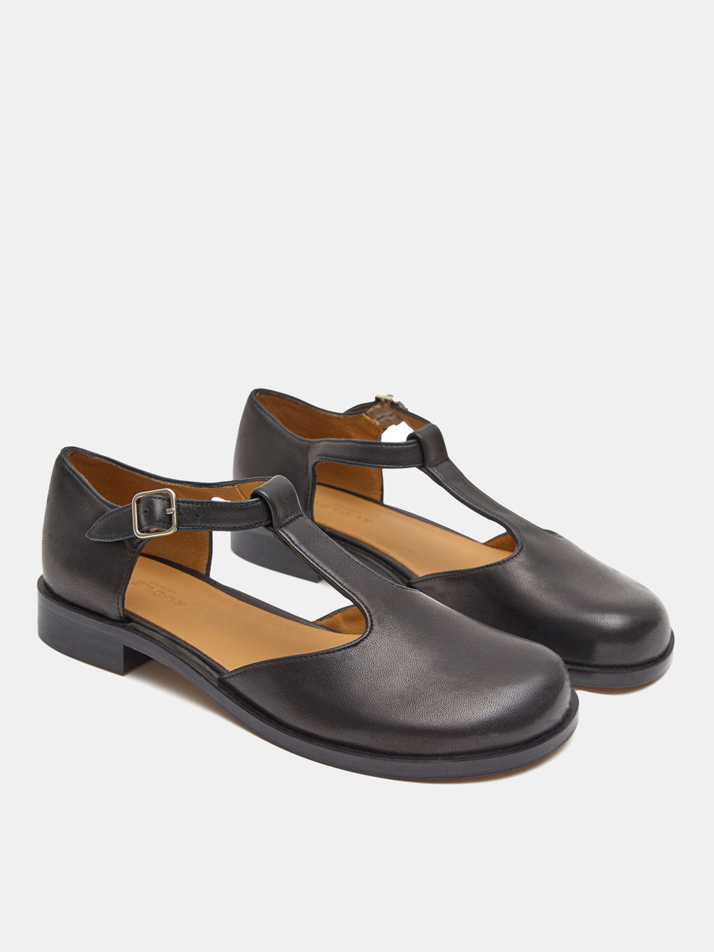 Women's leather shoe with low heel. Noemi