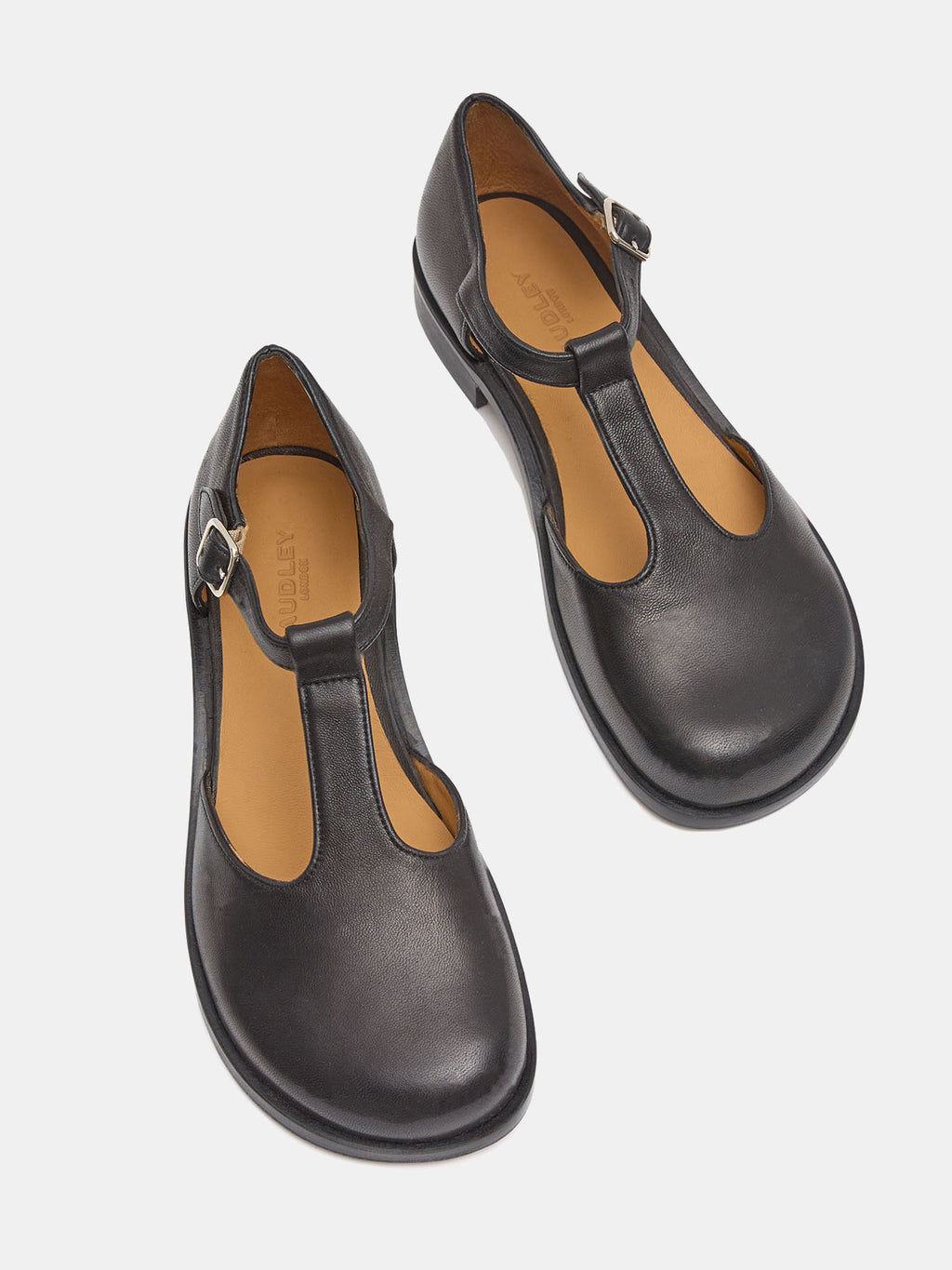 Women's leather shoe with low heel. Noemi