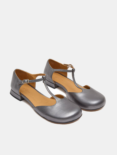 Women's leather shoe with low heel. Nelly