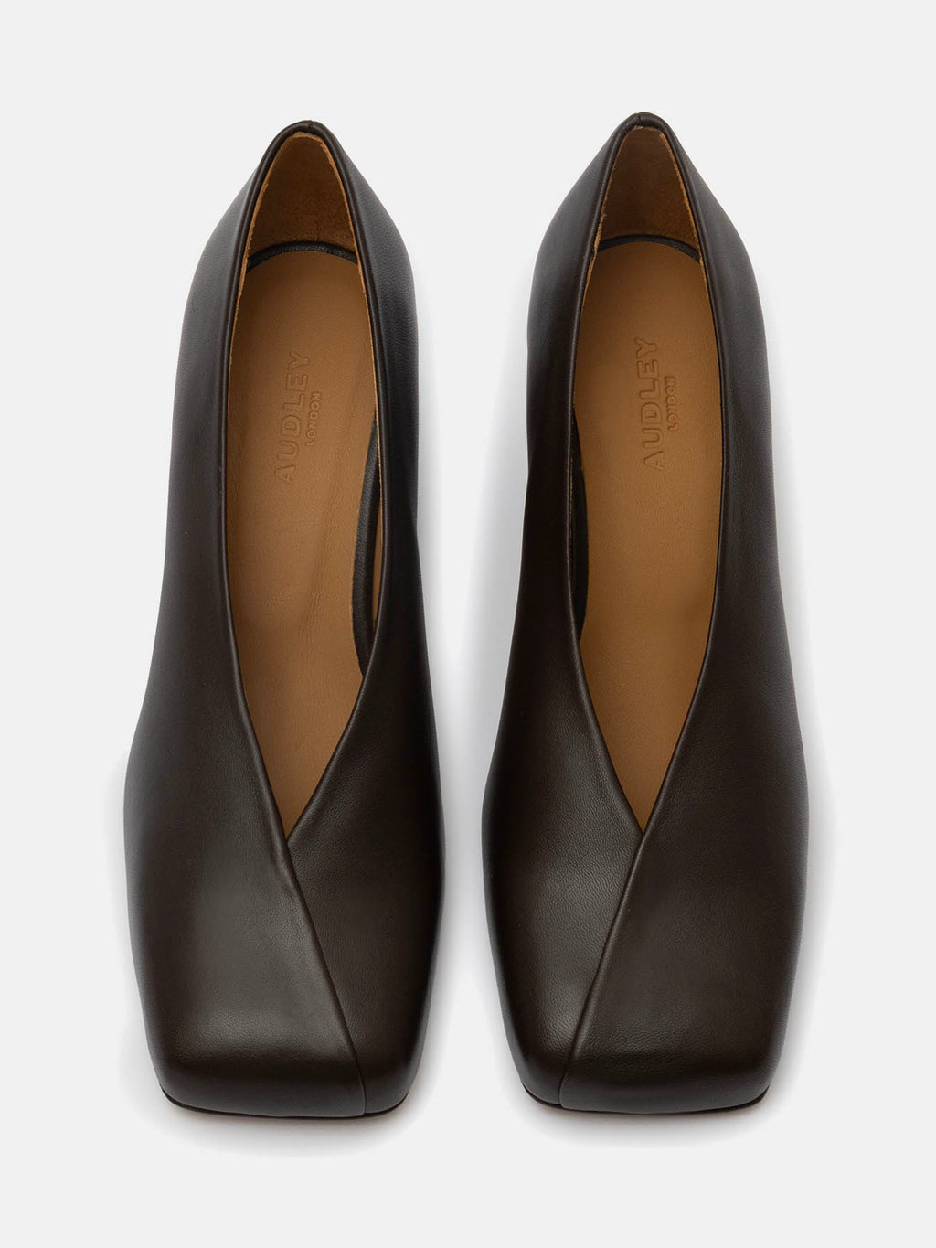 Zapato de mujer en piel con tacón medio. Othalia