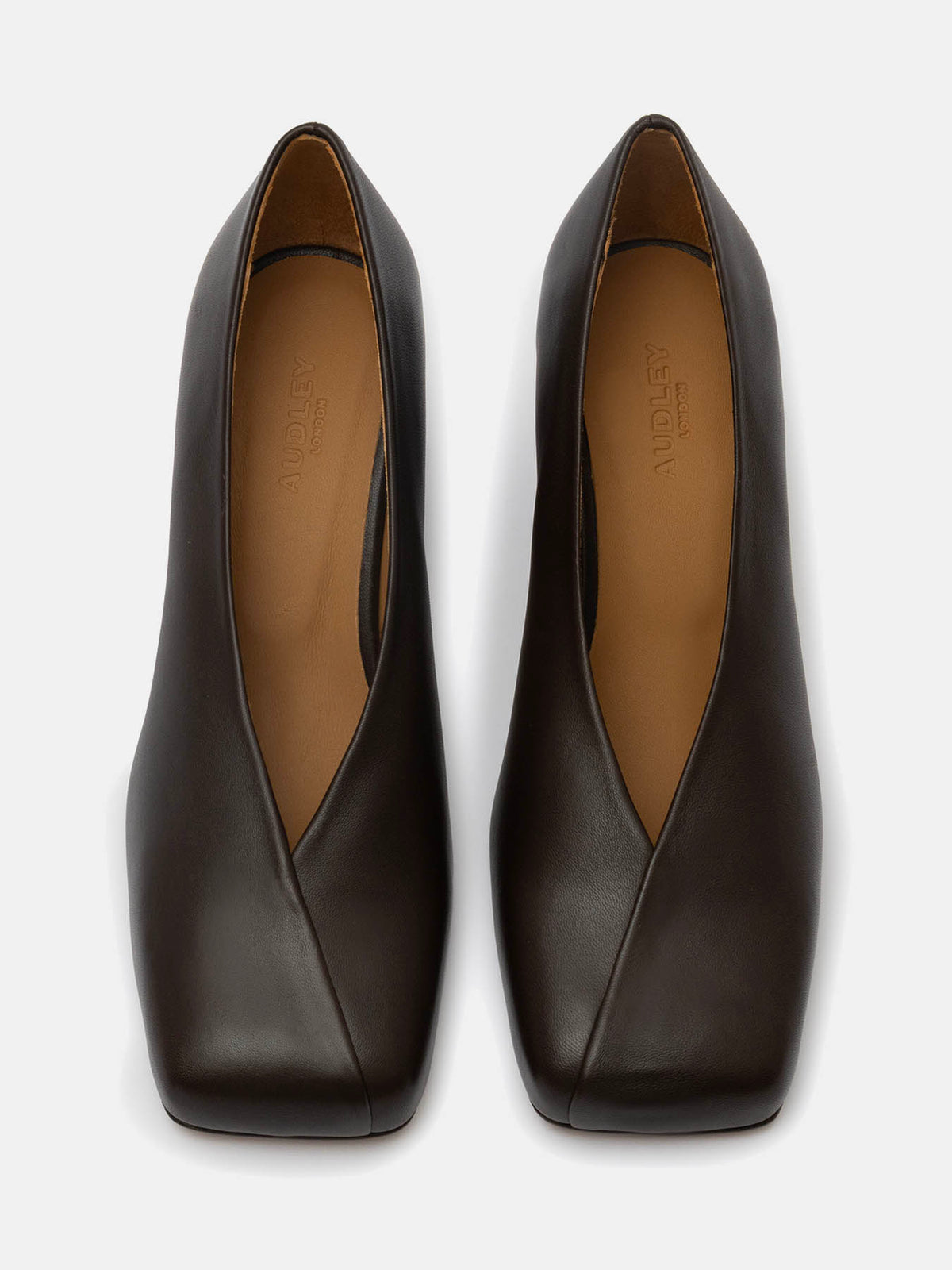 Zapato de mujer en piel con tacón medio. Othalia