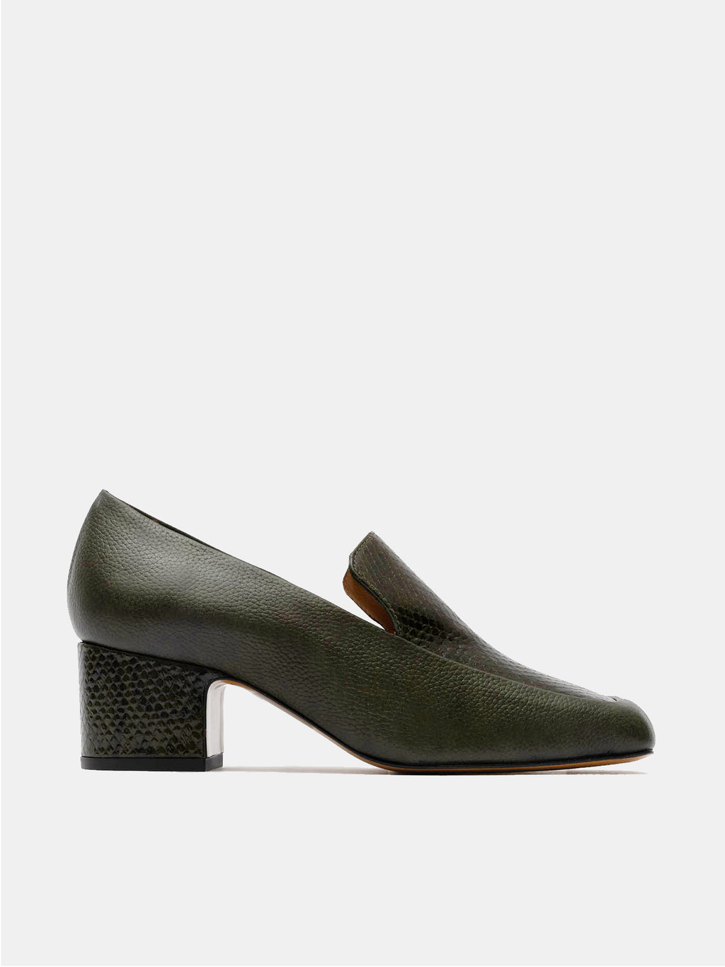 Scarpa da donna in pelle con tacco medio. Oliva