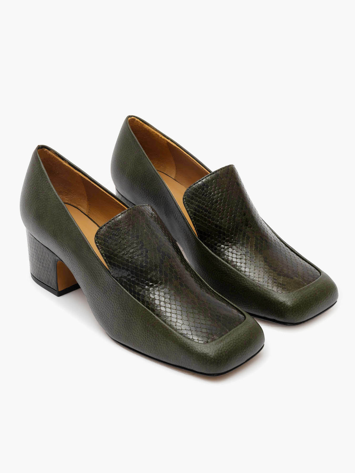 Zapato de mujer en piel con tacón medio. Oliva