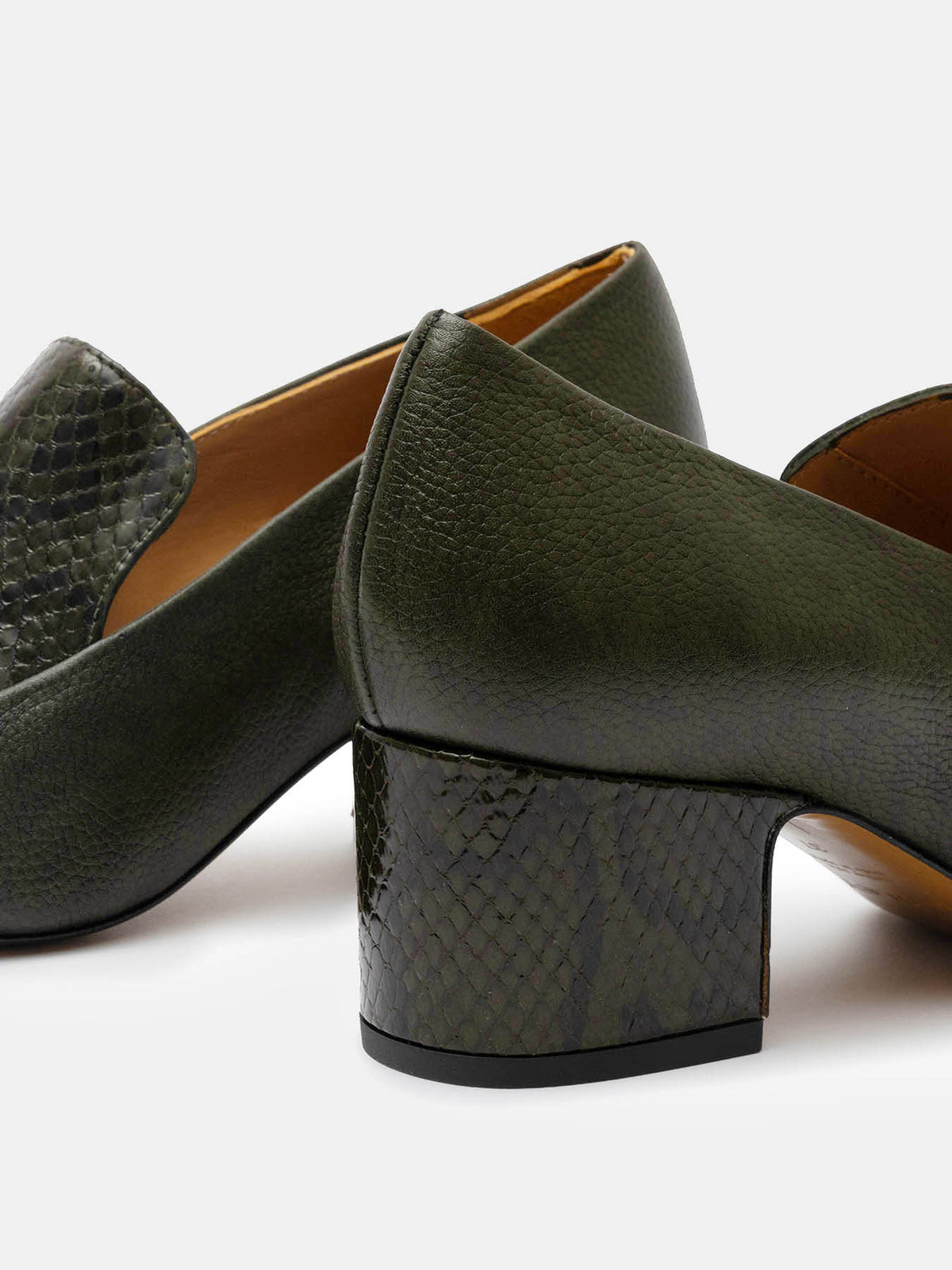 Zapato de mujer en piel con tacón medio. Oliva