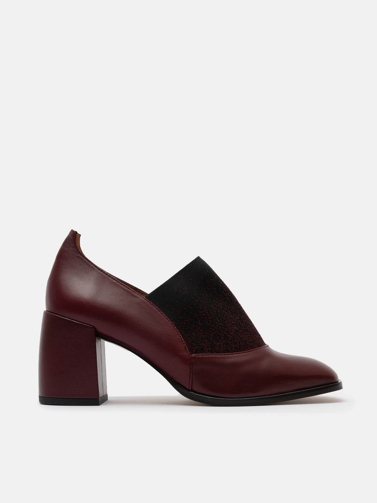 Zapato de mujer en piel con tacón alto. Orazia
