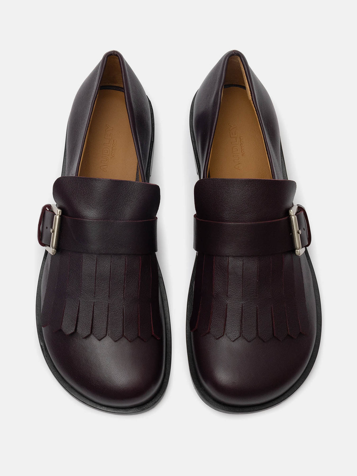 Zapato de mujer en piel con tacón bajo. Oriana