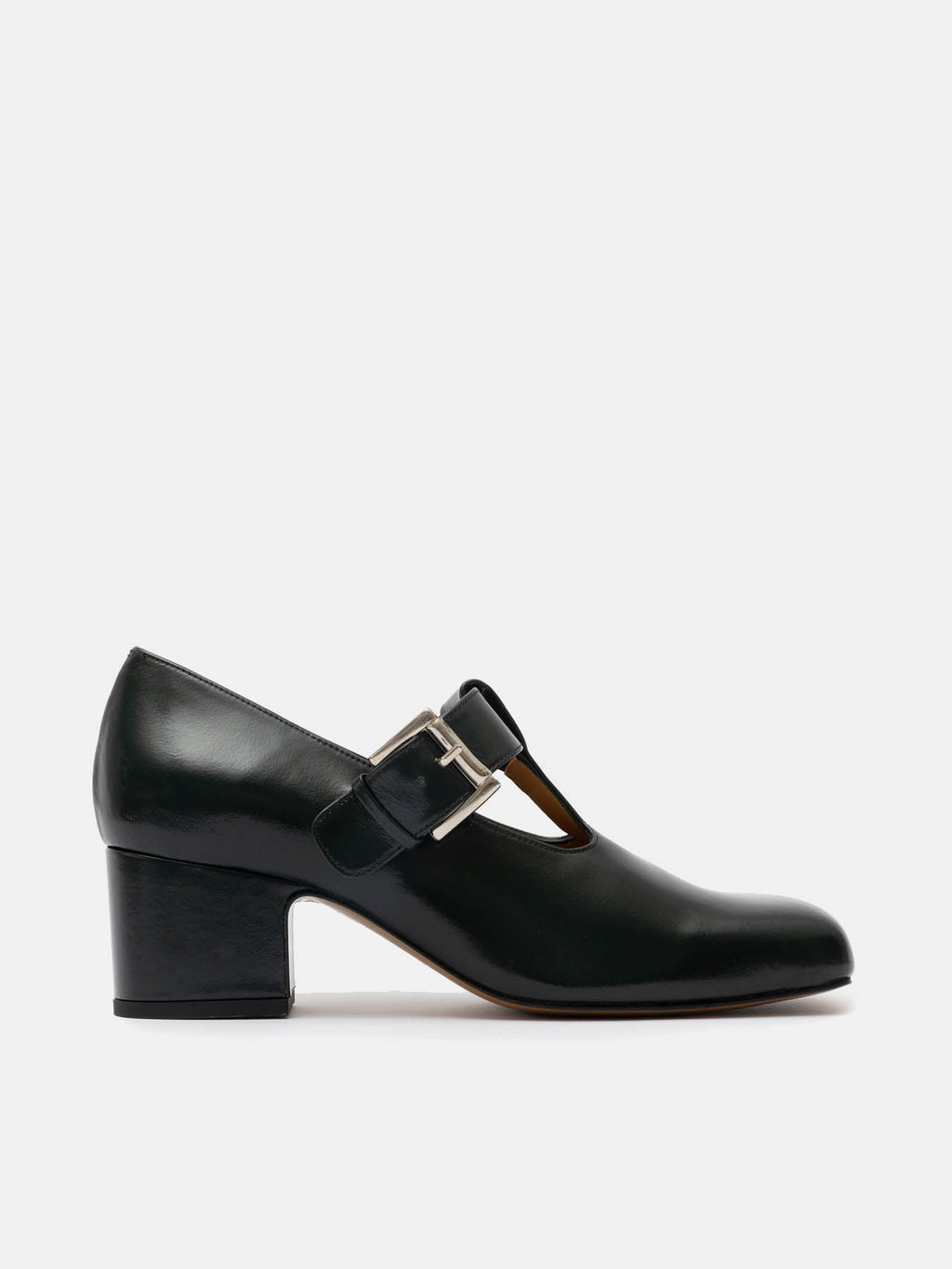 Women's leather shoe with a medium heel. Ozara