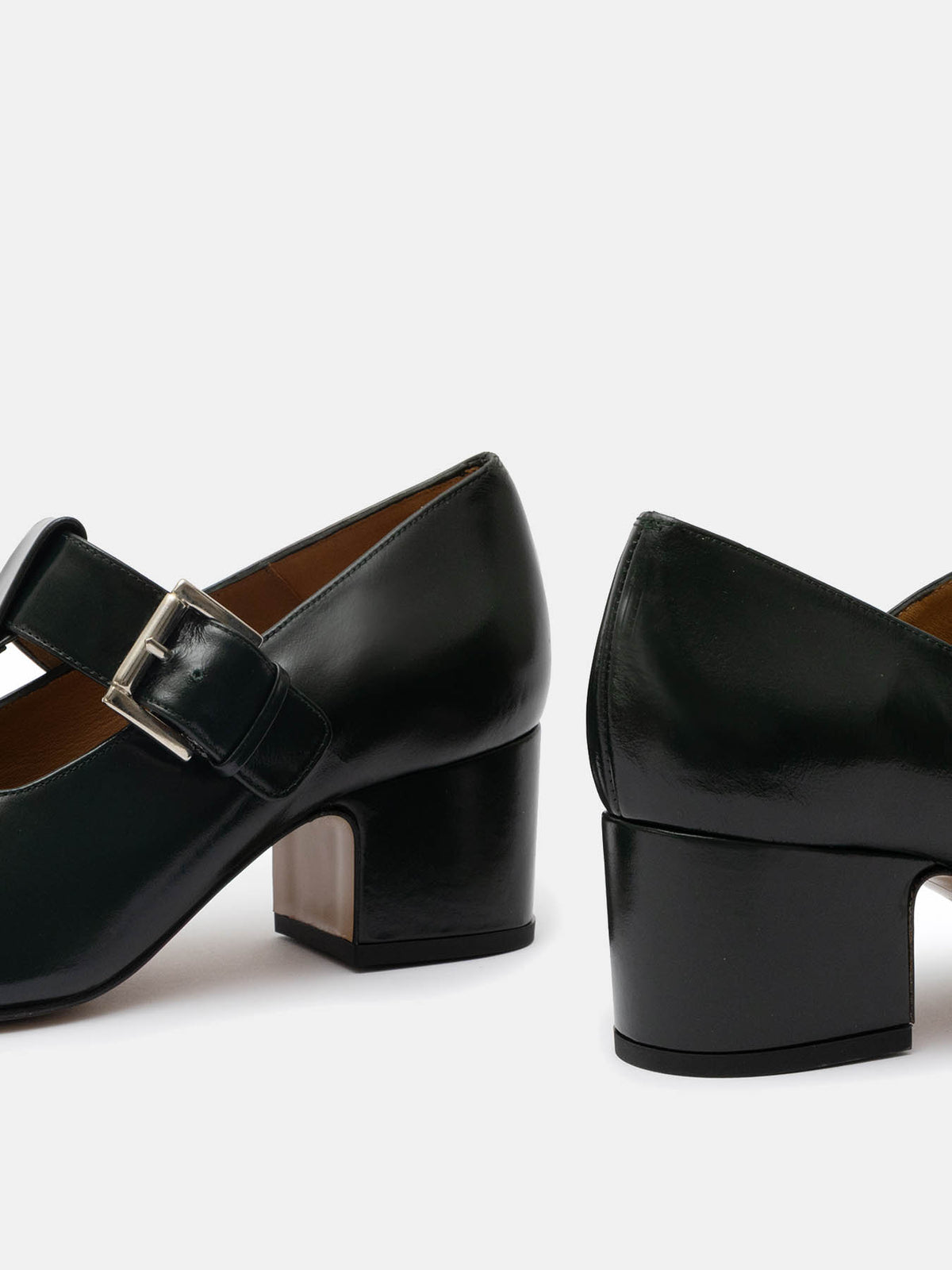 Zapato de mujer en piel con tacón medio. Ozara