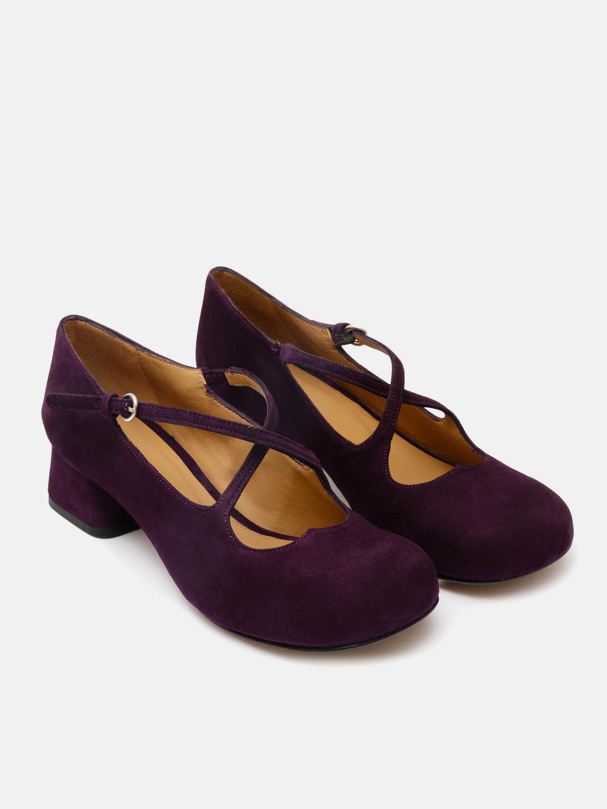 Zapato de mujer en piel con tacón bajo. Odila