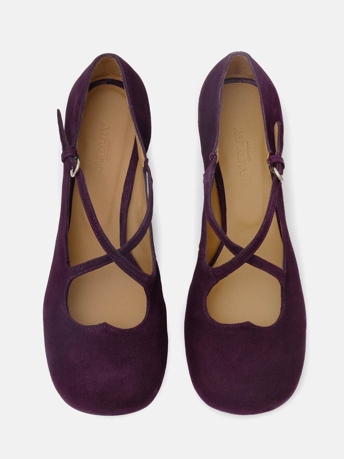 Zapato de mujer en piel con tacón bajo. Odila