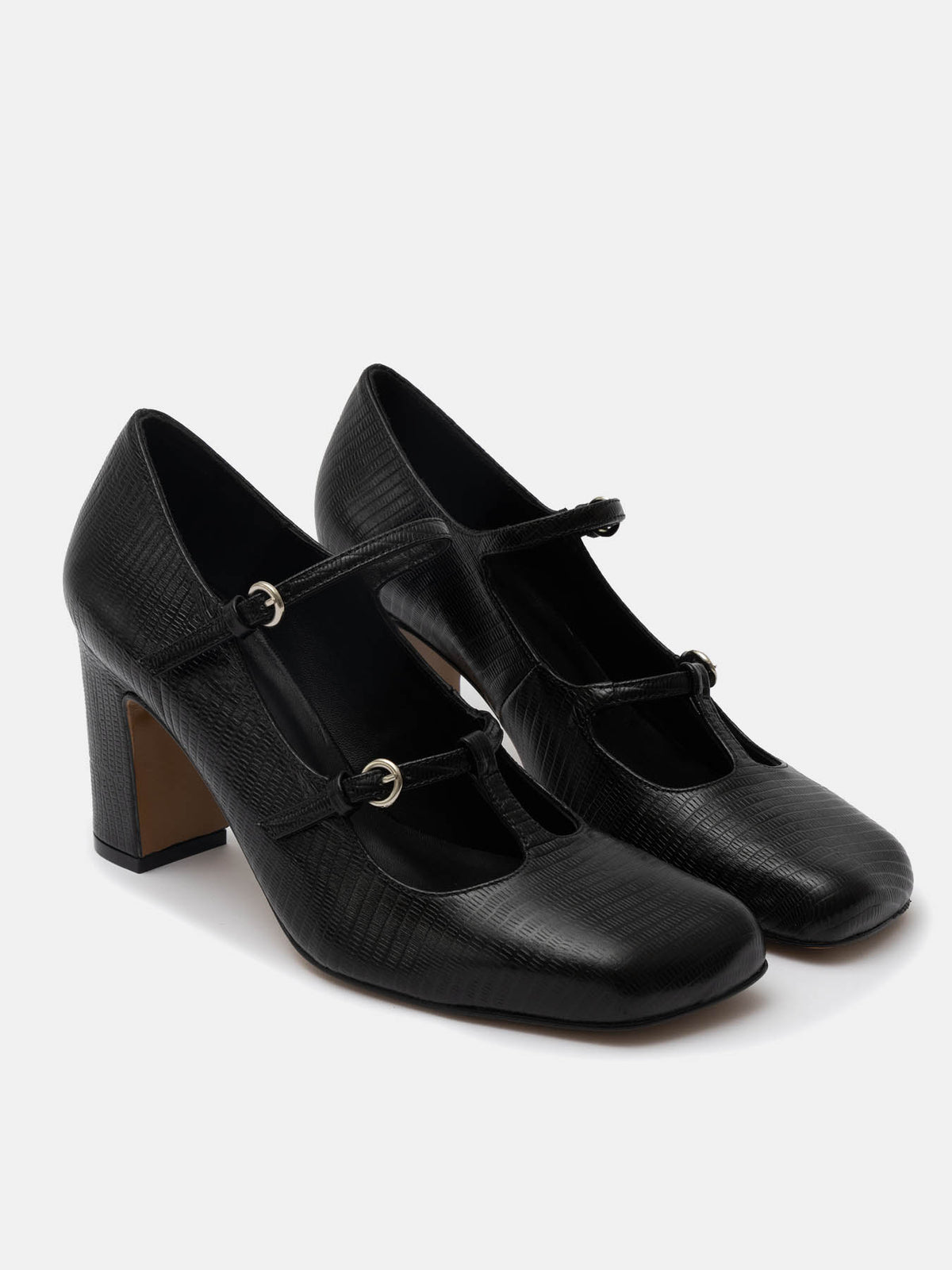 Zapato de mujer en piel con tacón alto. Ozaria