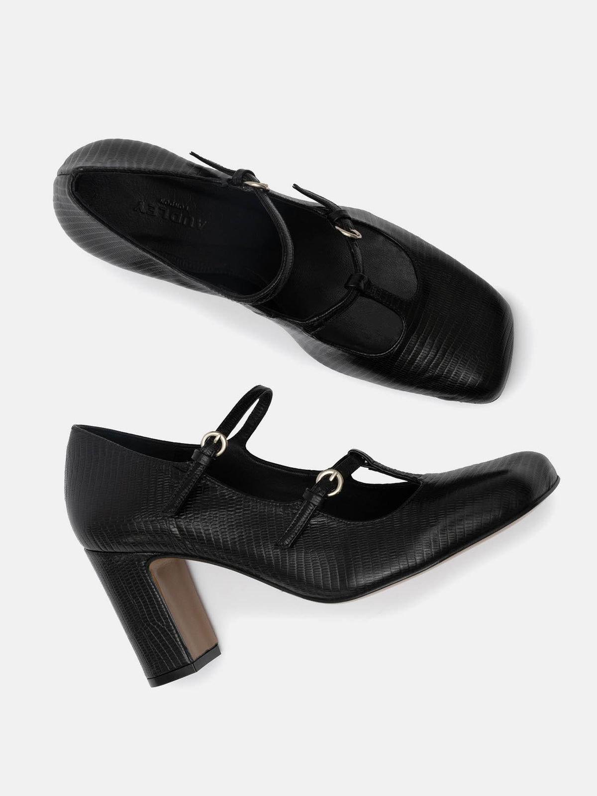Zapato de mujer en piel con tacón alto. Ozaria