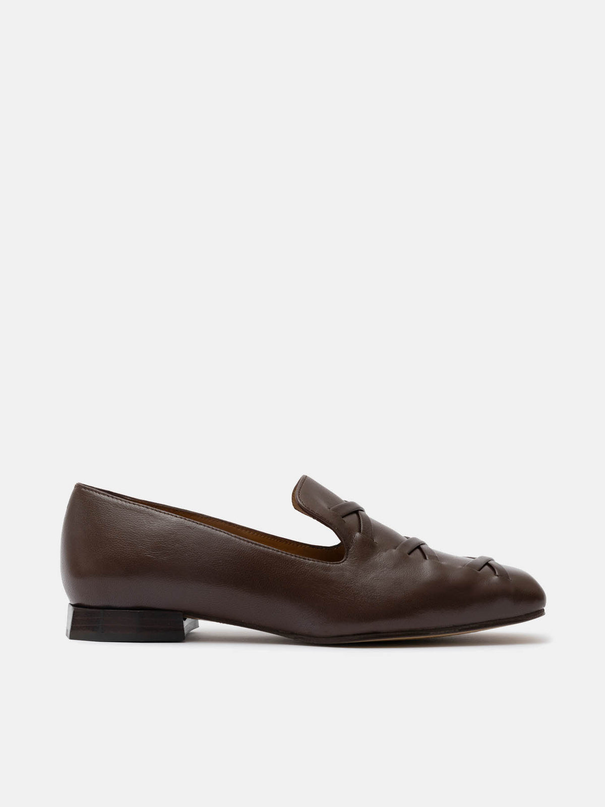Zapato de mujer en piel con tacón bajo. Mariam
