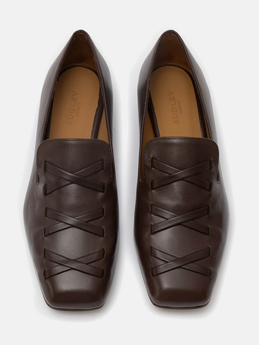 Zapato de mujer en piel con tacón bajo. Mariam