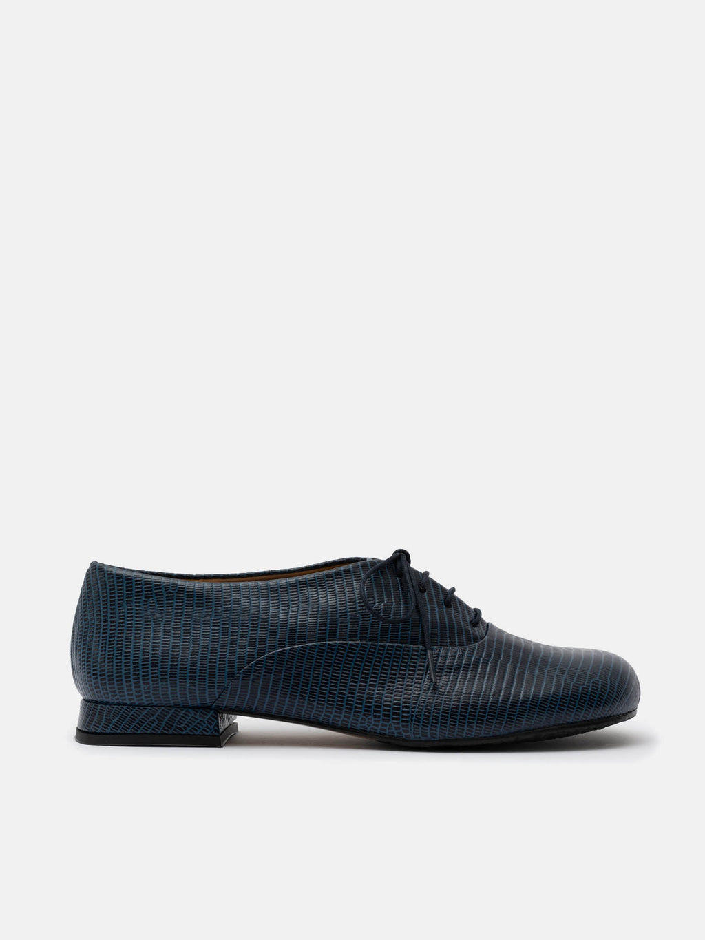 Zapato de mujer en piel con tacón bajo. Occhi