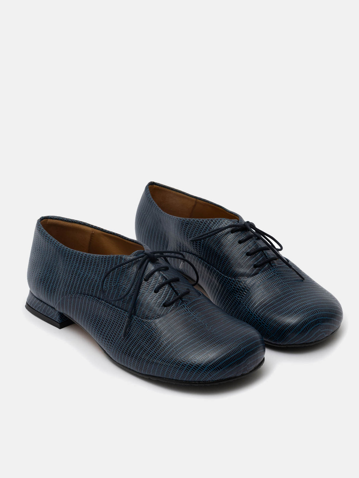 Zapato de mujer en piel con tacón bajo. Occhi