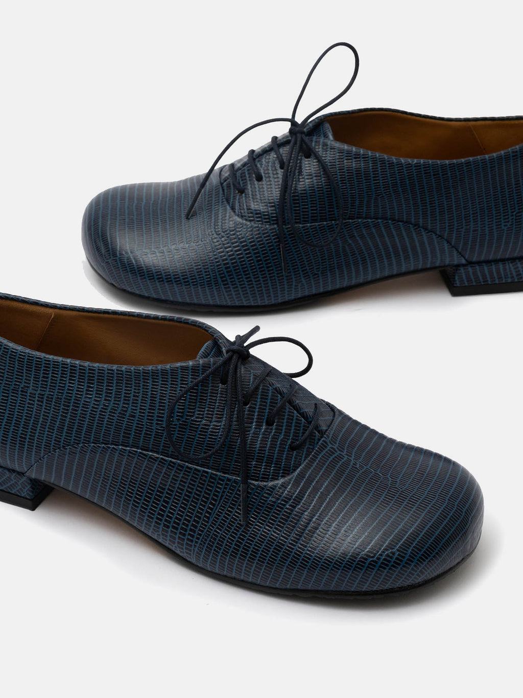 Zapato de mujer en piel con tacón bajo. Occhi