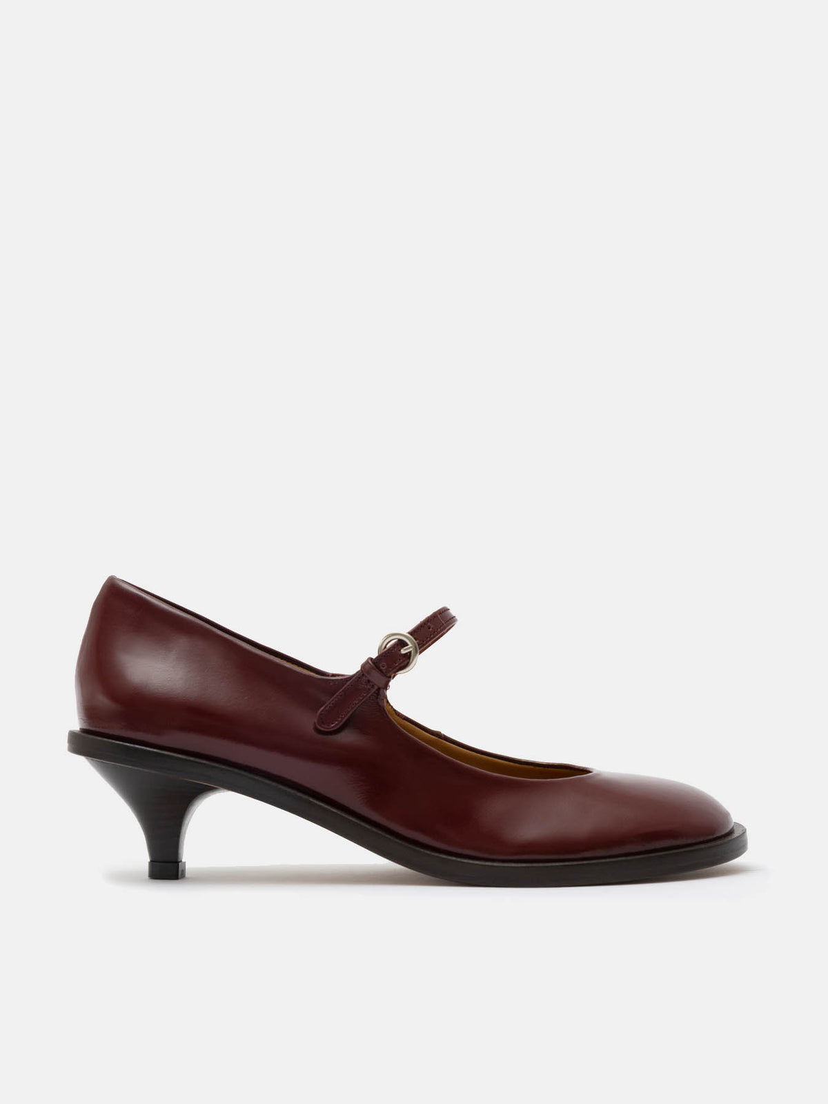 Zapato de mujer en piel con tacón bajo. Oluchi