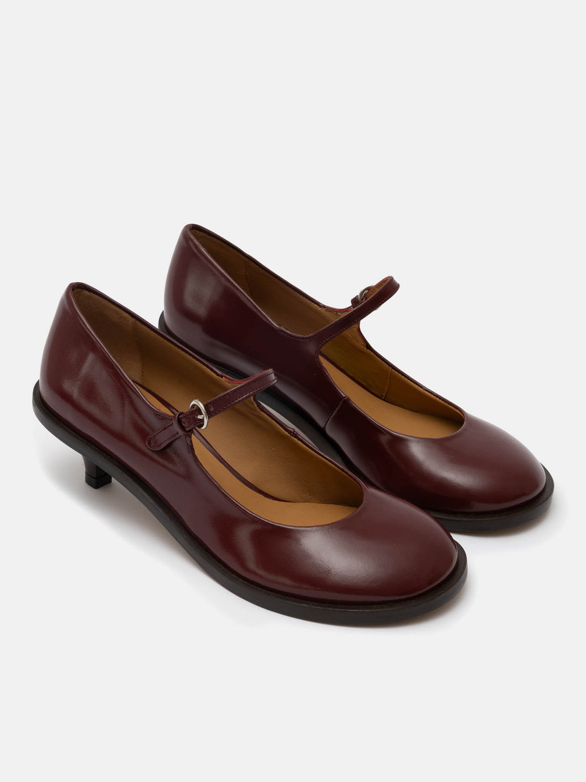 Zapato de mujer en piel con tacón bajo. Oluchi