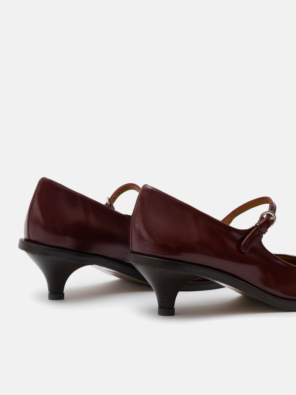 Zapato de mujer en piel con tacón bajo. Oluchi