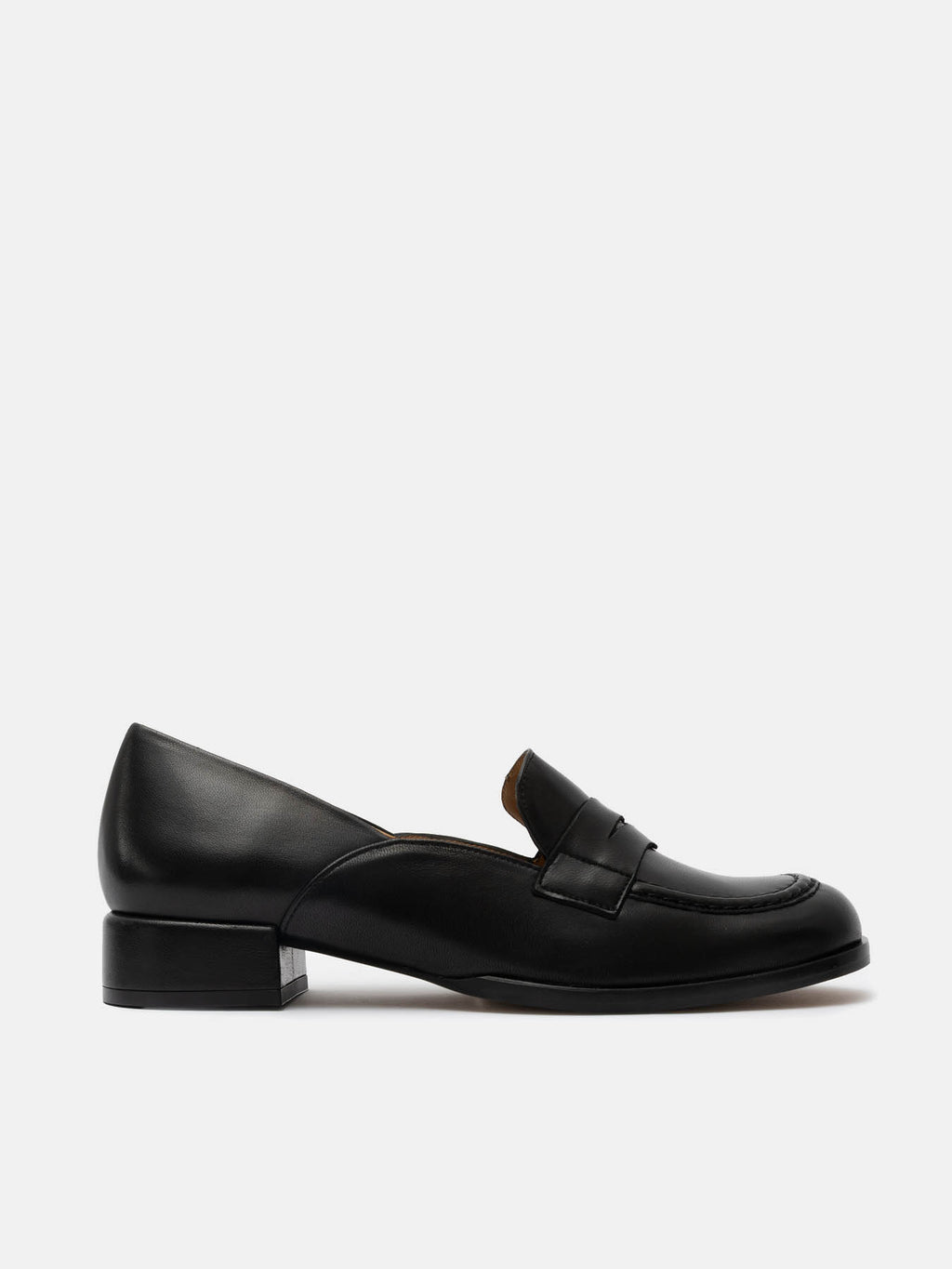 Zapato de mujer en piel con tacón bajo. Miralles