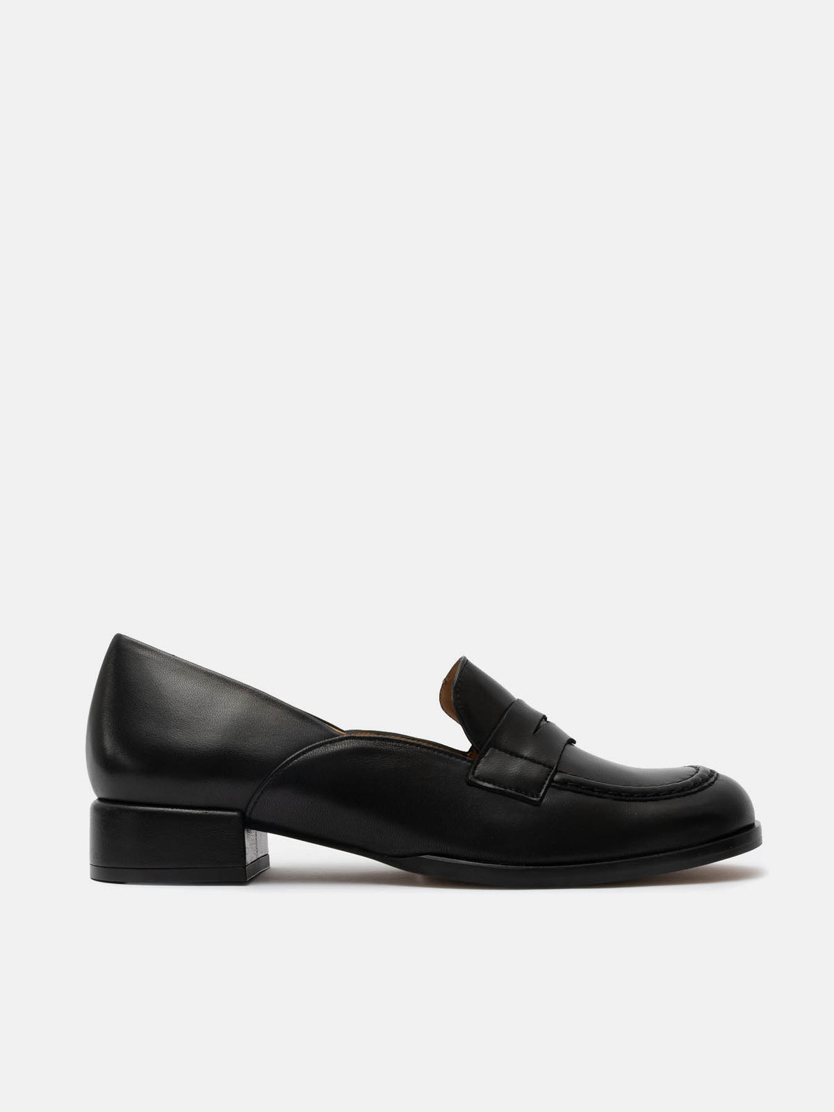 Zapato de mujer en piel con tacón bajo. Miralles