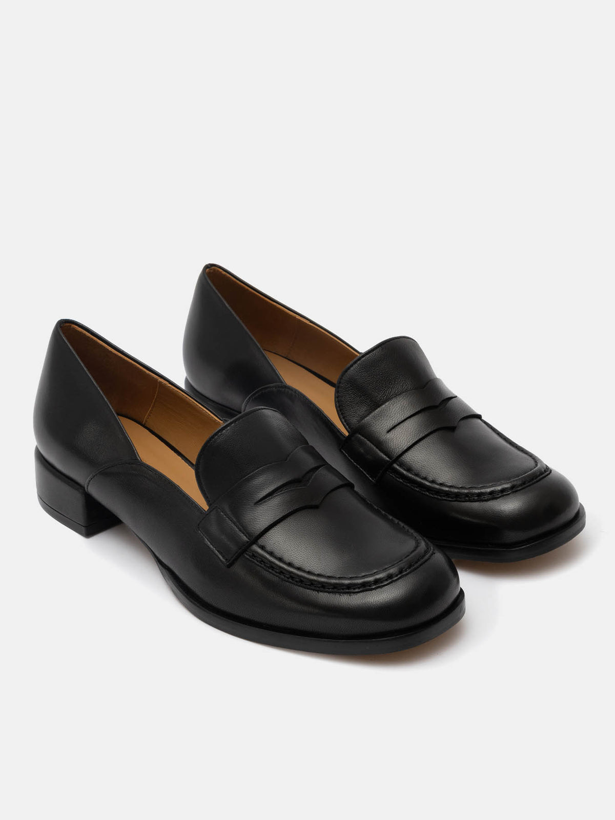 Zapato de mujer en piel con tacón bajo. Miralles