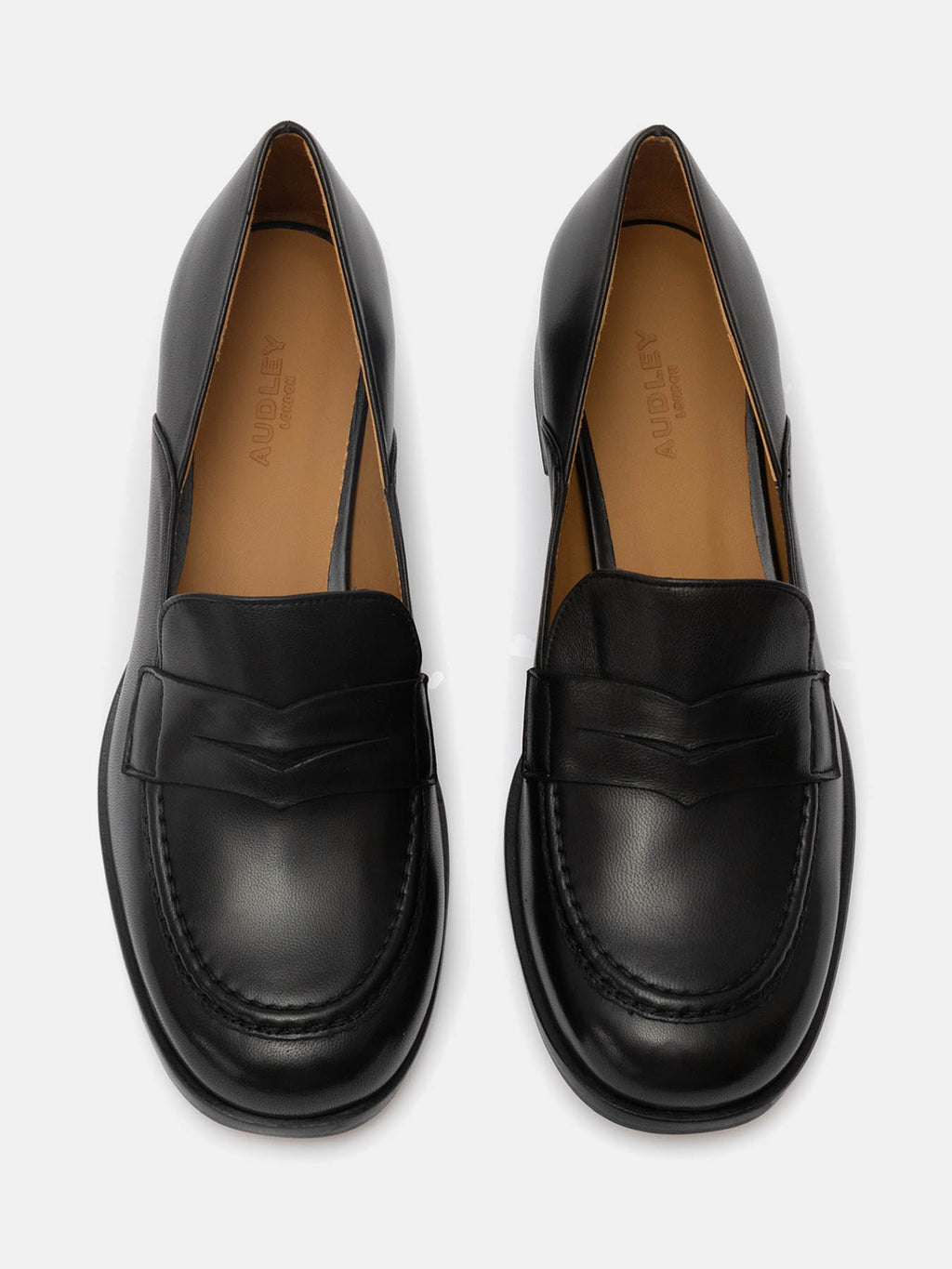 Zapato de mujer en piel con tacón bajo. Miralles