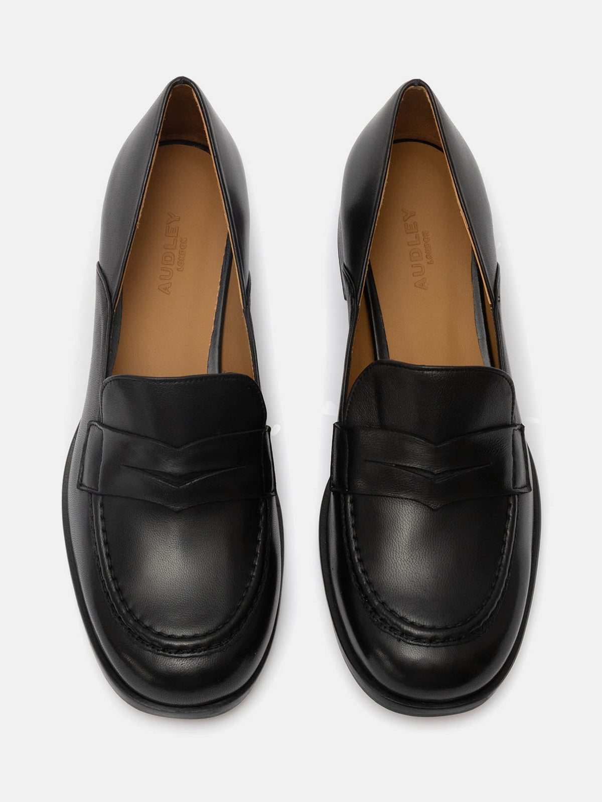 Zapato de mujer en piel con tacón bajo. Miralles