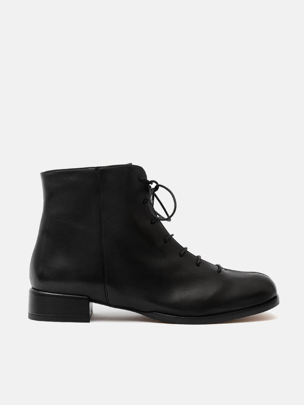 Women's leather ankle boots with a low heel. Mira