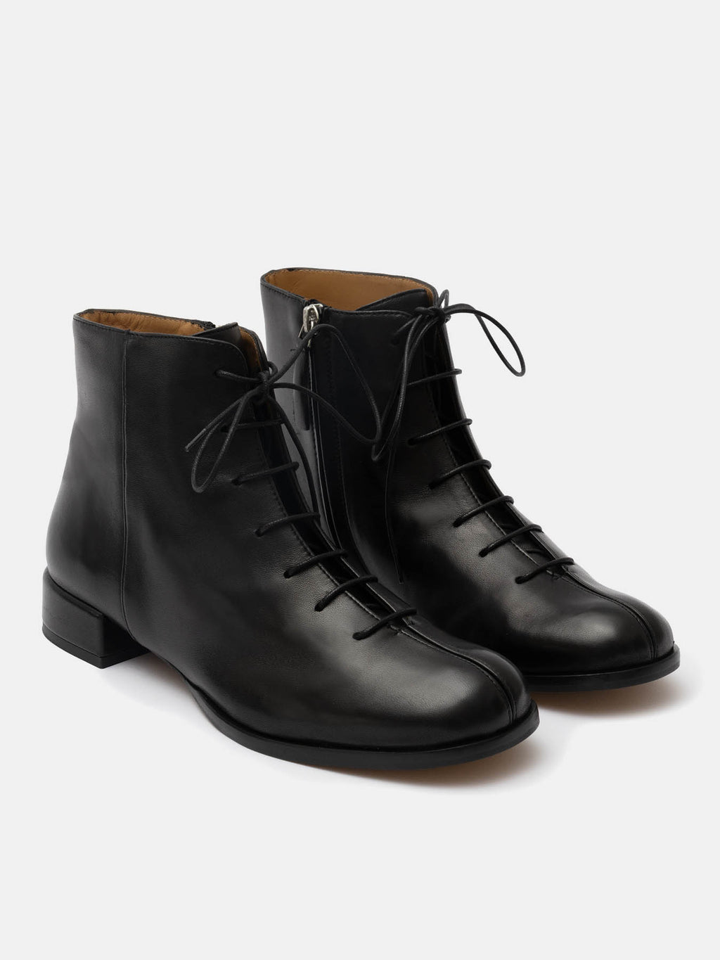 Women's leather ankle boots with a low heel. Mira