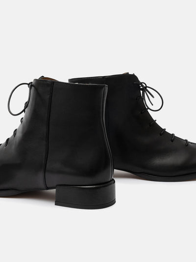 Women's leather ankle boots with a low heel. Mira