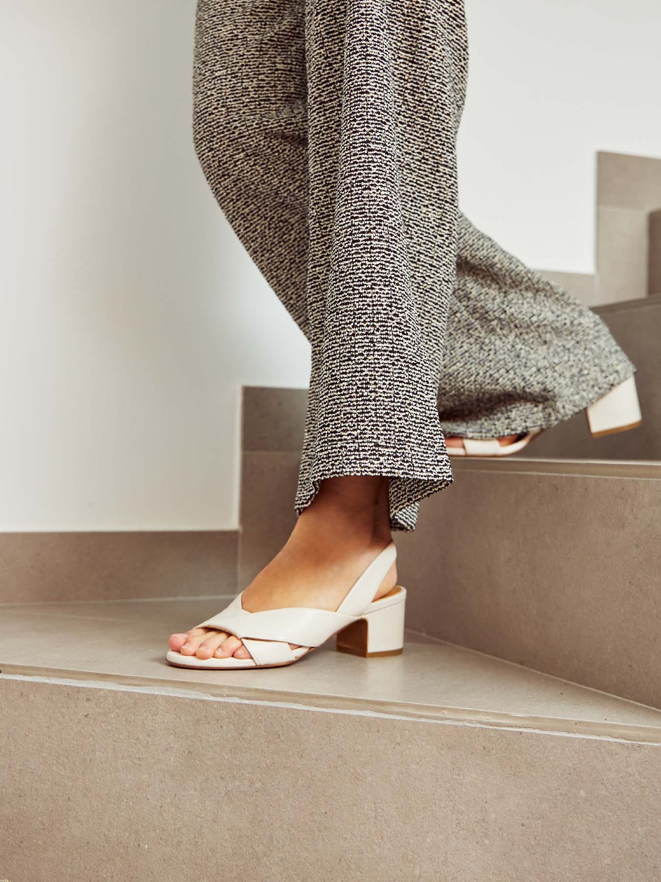 Women's leather sandal with low heel. Nines