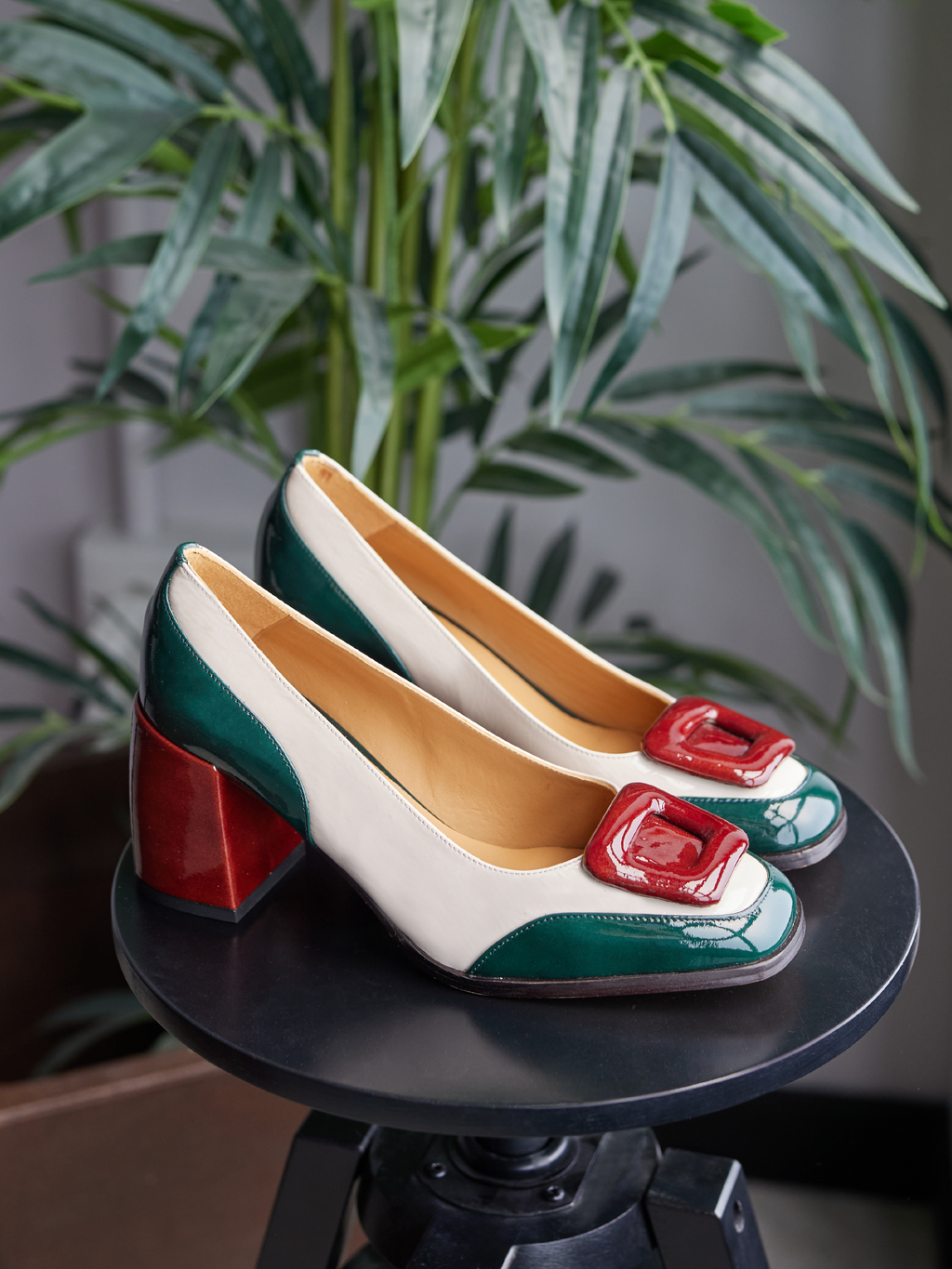 Scarpa da donna in pelle con tacco basso. Oriola
