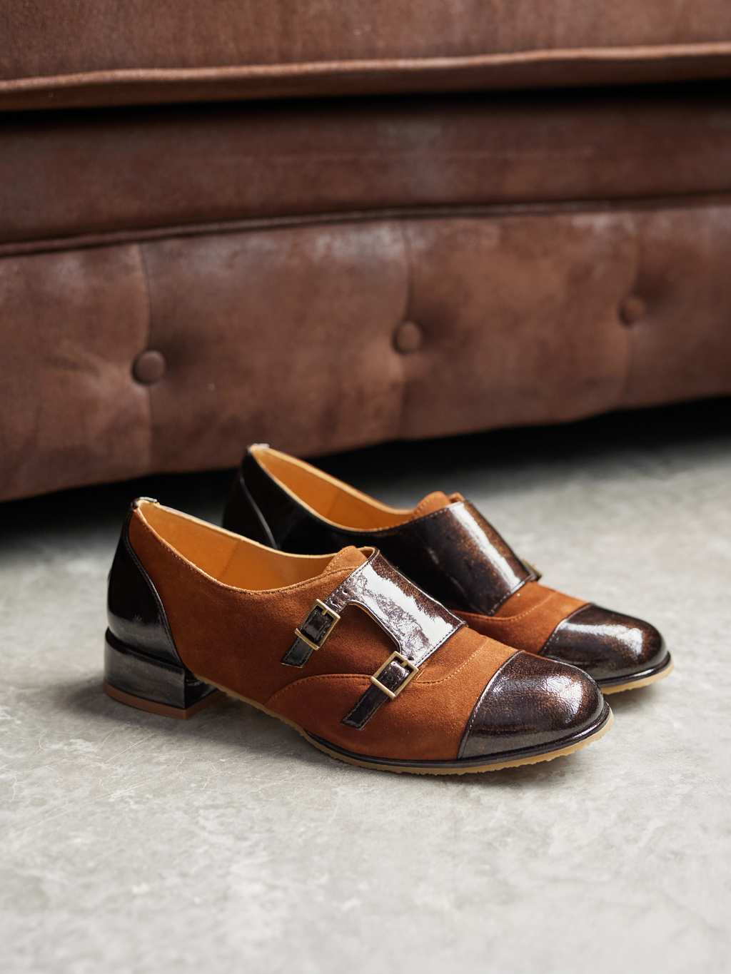 Zapato de mujer en piel con tacón bajo. Orli
